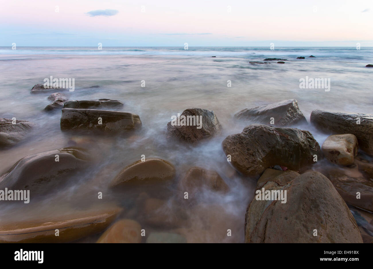 Wellen an einem felsigen Küstenstreifen an einer Küste im Royal National Park, NSW, Australien Stockfoto