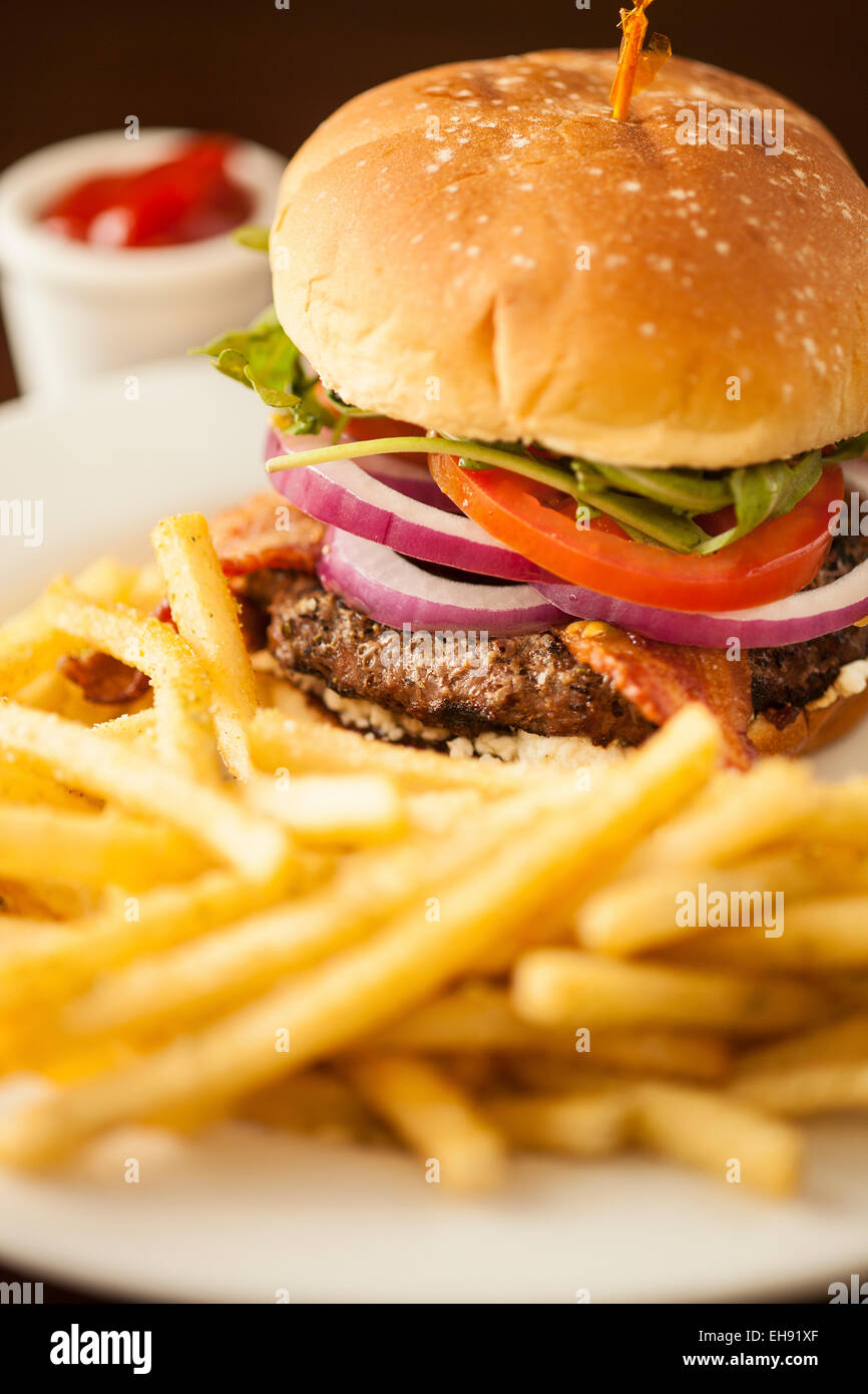 Abb. ' n ' lecker Burger, Char gegrillt kalifornische Wagyu Rindfleisch Patty garniert mit Applewood Bacon, Ziegenkäse, Haus gemacht Fig Zwiebel Marmelade Stockfoto