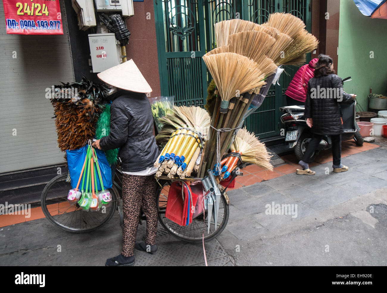 Geladen Fahrrad Küche, Haushaltsgegenstände, Reinigung Werkzeuge Hersteller verkaufen ihre Produkte im alten Viertel von Hanoi, Hanoi, Vietnam, Stockfoto