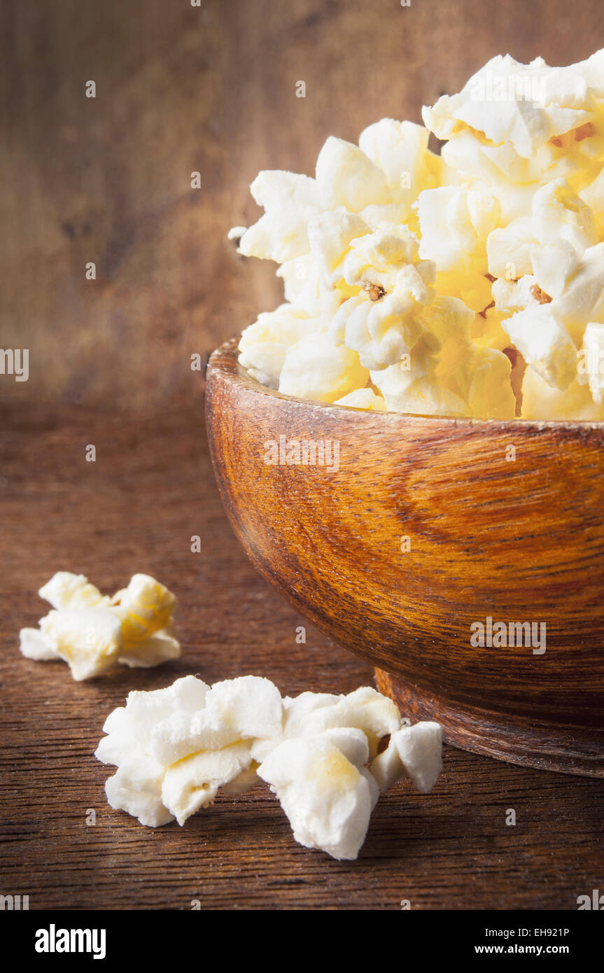 Frisches Popcorn in Schüssel auf Holztisch Stockfoto
