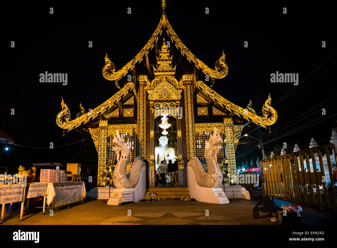 Wat Inthakhin in der Nacht. Stockfoto