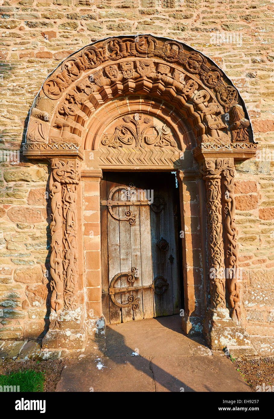 Norman romanische Relief-Skulpturen von Drachen und Fabelwesen Kilpeck Kirche, Herefordshire, England Stockfoto