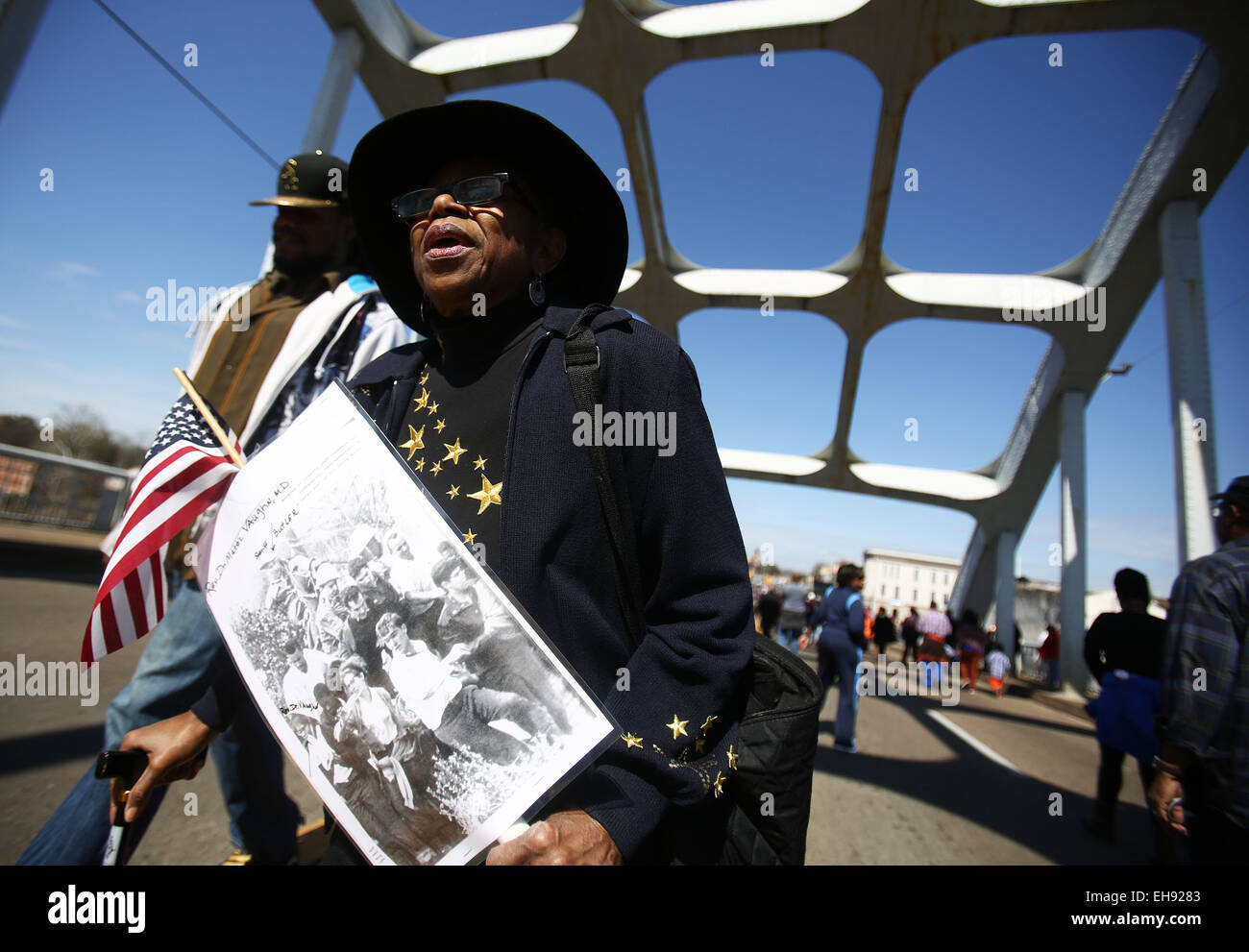 Selma, ALABAMA, USA. 8. März 2015. Dorothy Vaughn durchschreitet der Edmund Pettus Bridge während Aktivitäten anlässlich des 50. Jahrestages des Grenzübergangs "Bloody Sunday" in Selma, Alabama, USA, am 8. März 2015. © Dan Anderson/ZUMA Draht/Alamy Live-Nachrichten Stockfoto