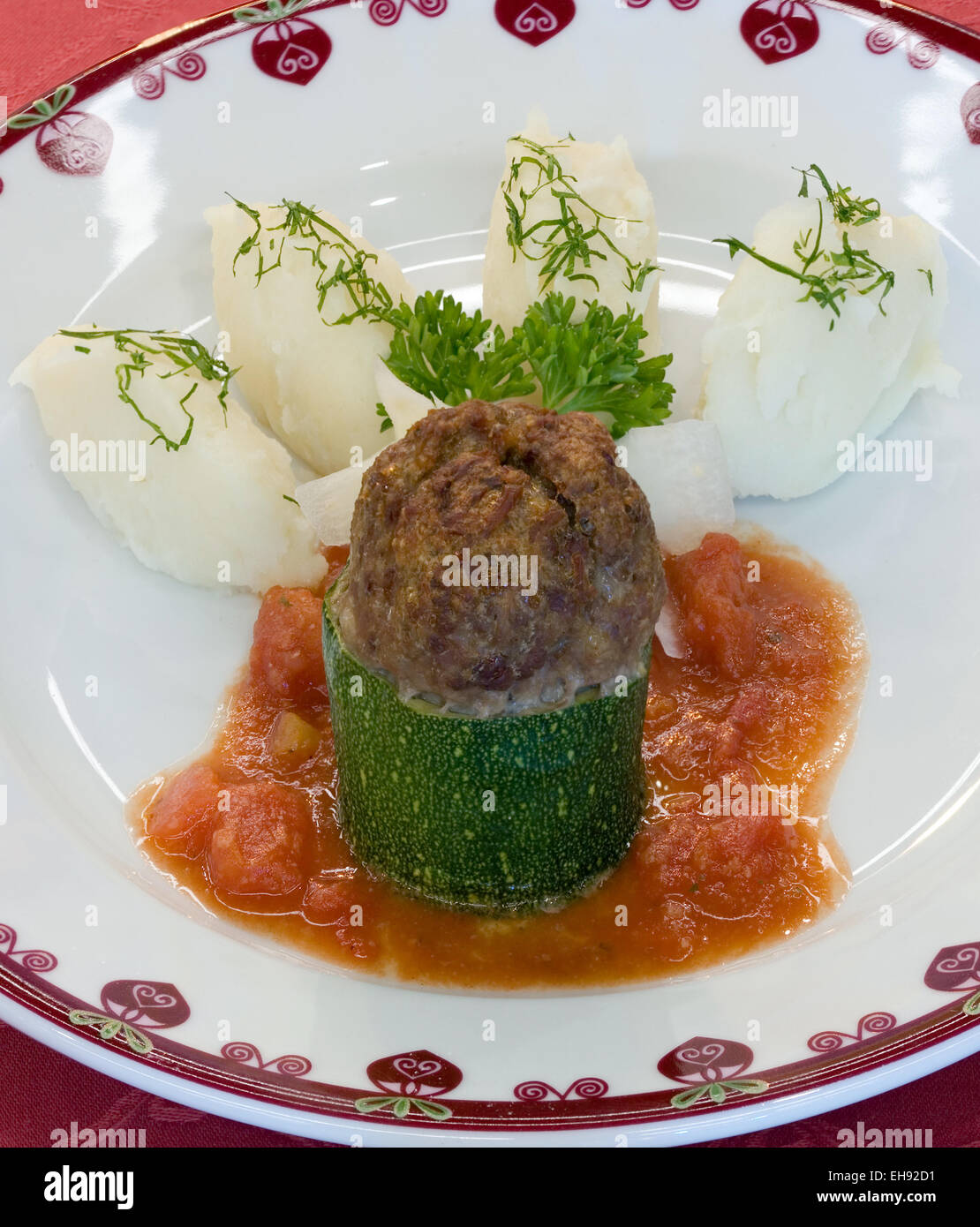 Zucchini mit Fleisch Ball Teil Stockfoto