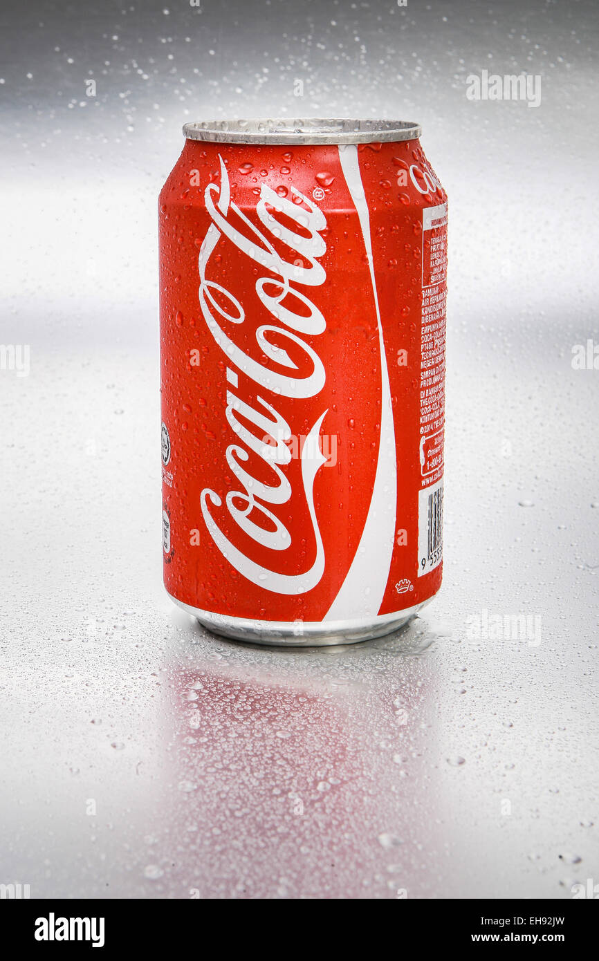 SABAH, MALAYSIA - 8. März 2015: Klassische Coca-Cola kann auf Metall Hintergrund. Stockfoto