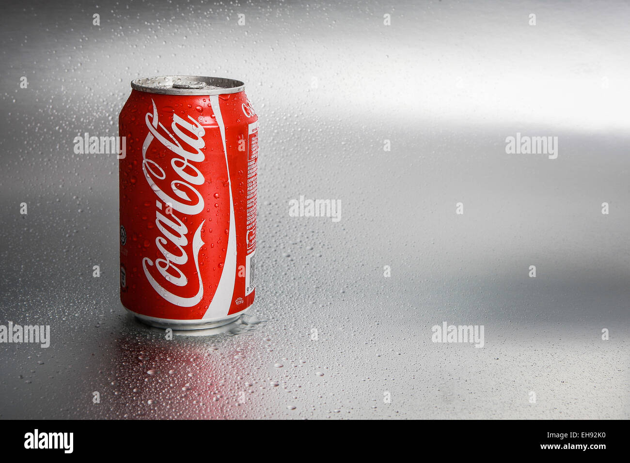 SABAH, MALAYSIA - 8. März 2015: Klassische Coca-Cola kann auf Metall Hintergrund. Stockfoto