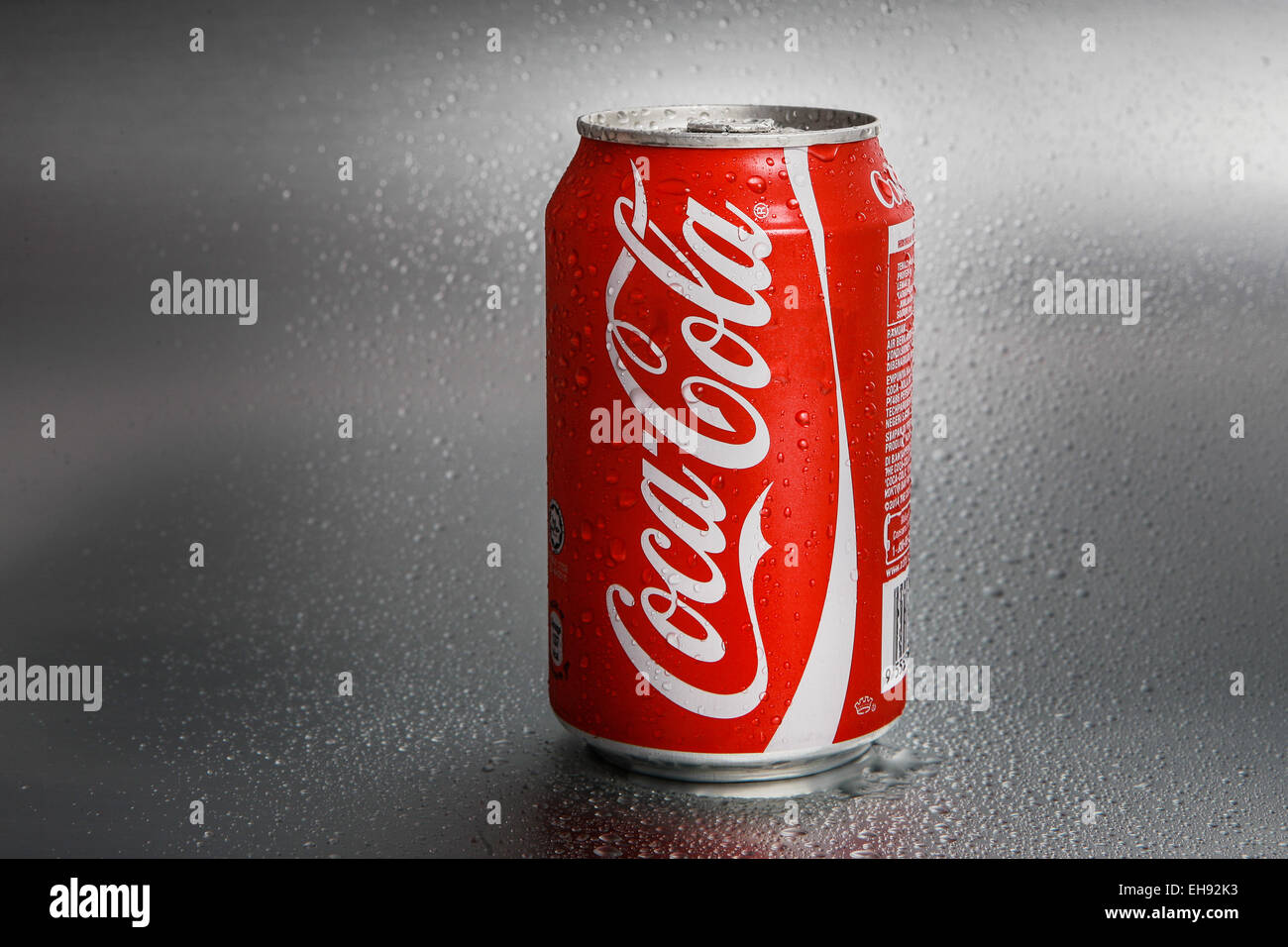 SABAH, MALAYSIA - 8. März 2015: Klassische Coca-Cola kann auf Metall Hintergrund. Stockfoto
