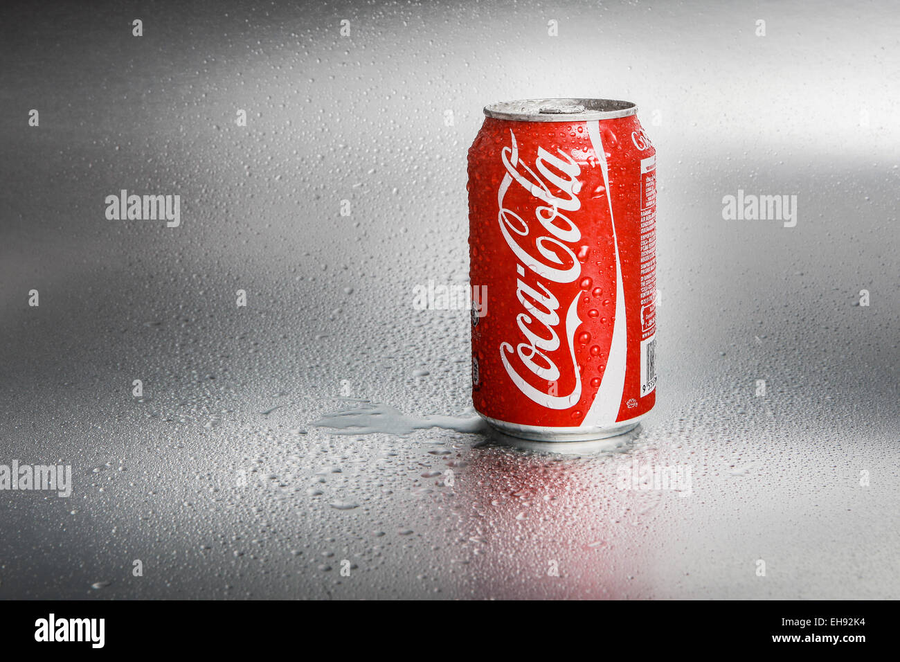 SABAH, MALAYSIA - 8. März 2015: Klassische Coca-Cola kann auf Metall Hintergrund. Stockfoto
