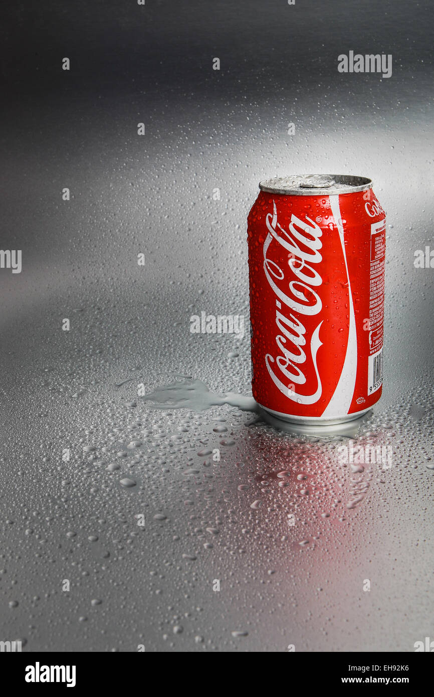 SABAH, MALAYSIA - 8. März 2015: Klassische Coca-Cola kann auf Metall Hintergrund. Stockfoto