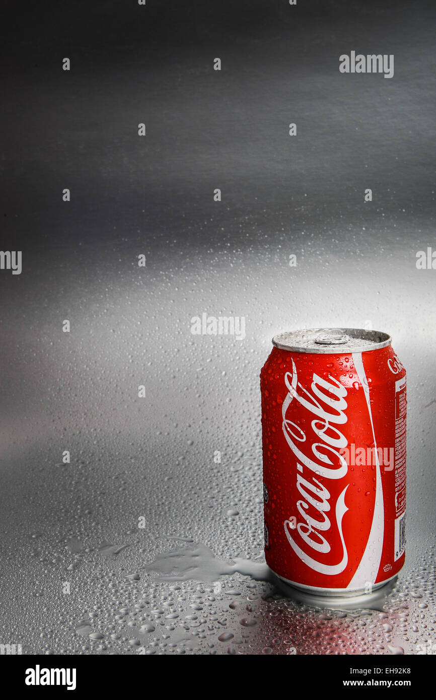 SABAH, MALAYSIA - 8. März 2015: Klassische Coca-Cola kann auf Metall Hintergrund. Stockfoto