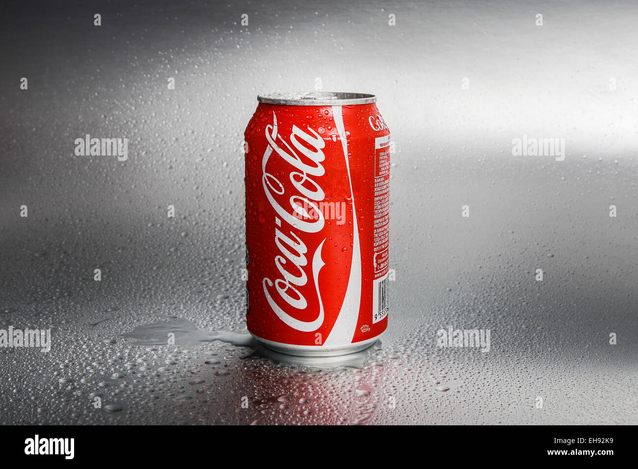 SABAH, MALAYSIA - 8. März 2015: Klassische Coca-Cola kann auf Metall Hintergrund. Stockfoto