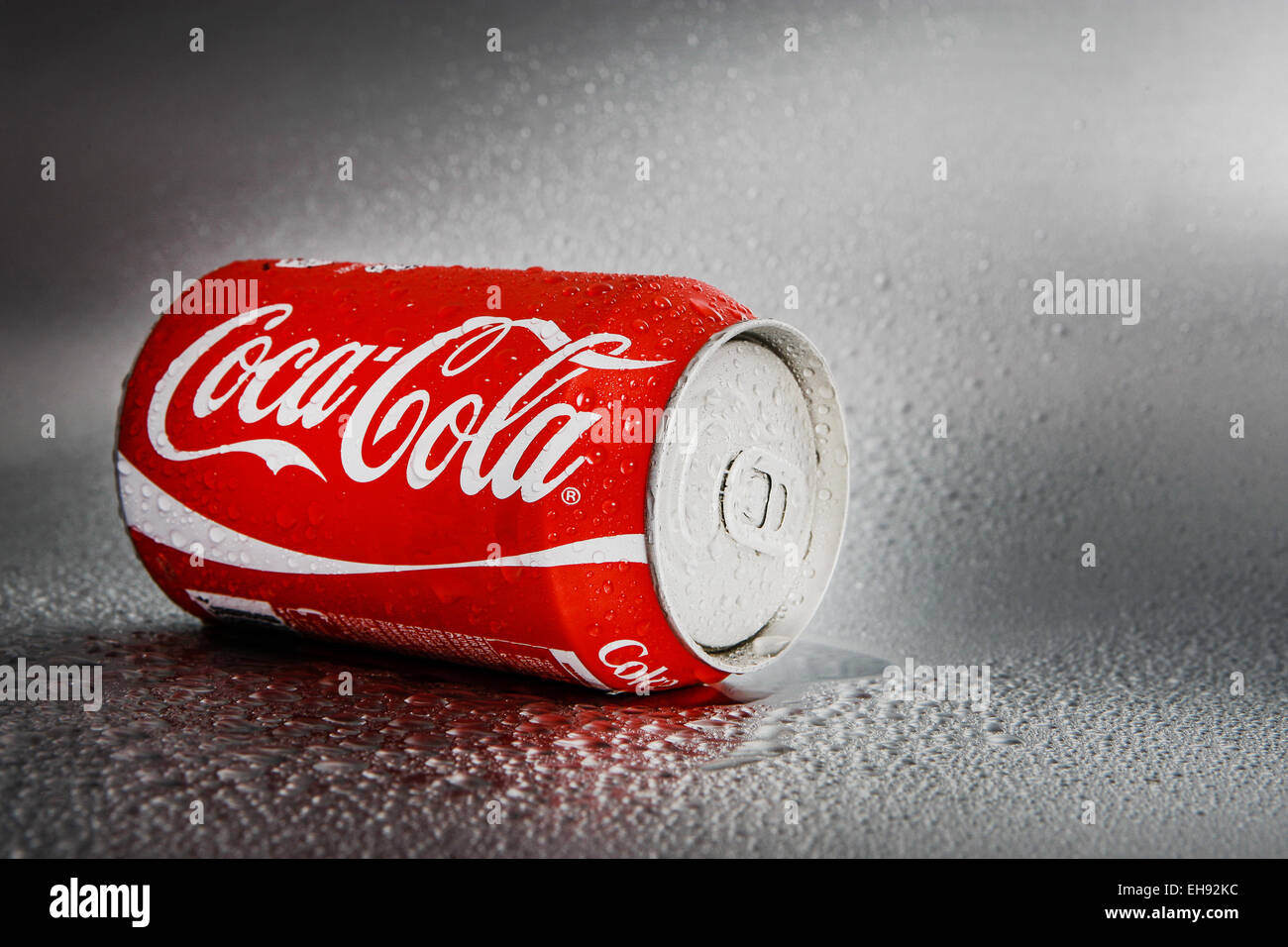 SABAH, MALAYSIA - 8. März 2015: Klassische Coca-Cola kann auf Metall Hintergrund. Stockfoto
