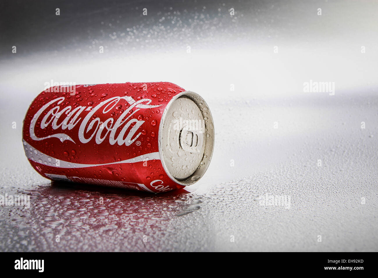 SABAH, MALAYSIA - 8. März 2015: Klassische Coca-Cola kann auf Metall Hintergrund. Stockfoto