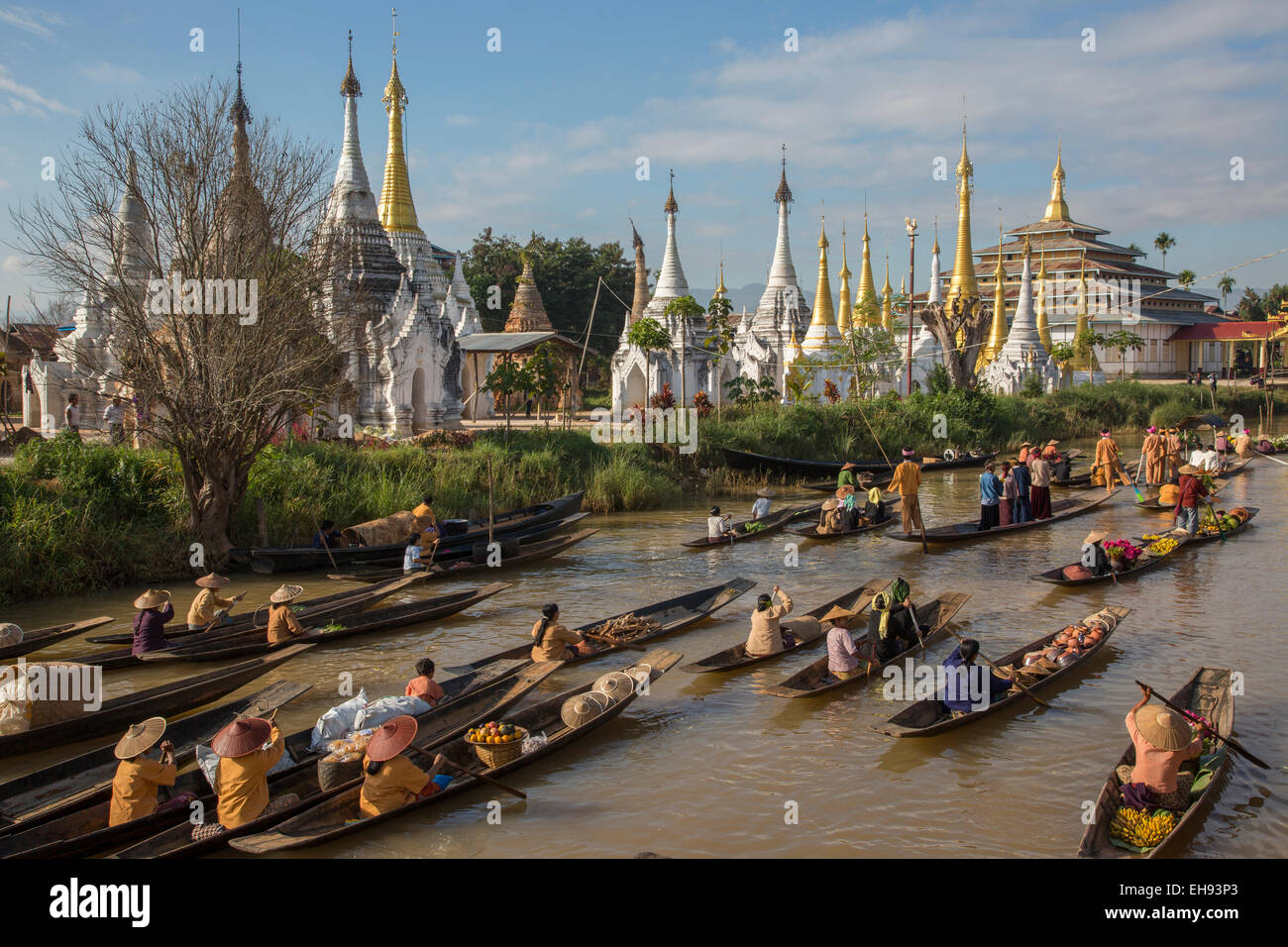 Hochzeitszug von Booten, Ywama Dorf, Inle-See, Myanmar Stockfoto