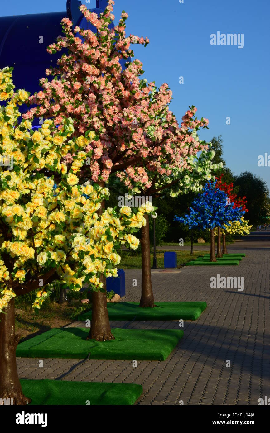 Künstliche Bäume mit bunten Blättern als Straßendekoration Stockfoto Künstliche Bäume mit bunten Blättern als Straßendekoration Stockfoto