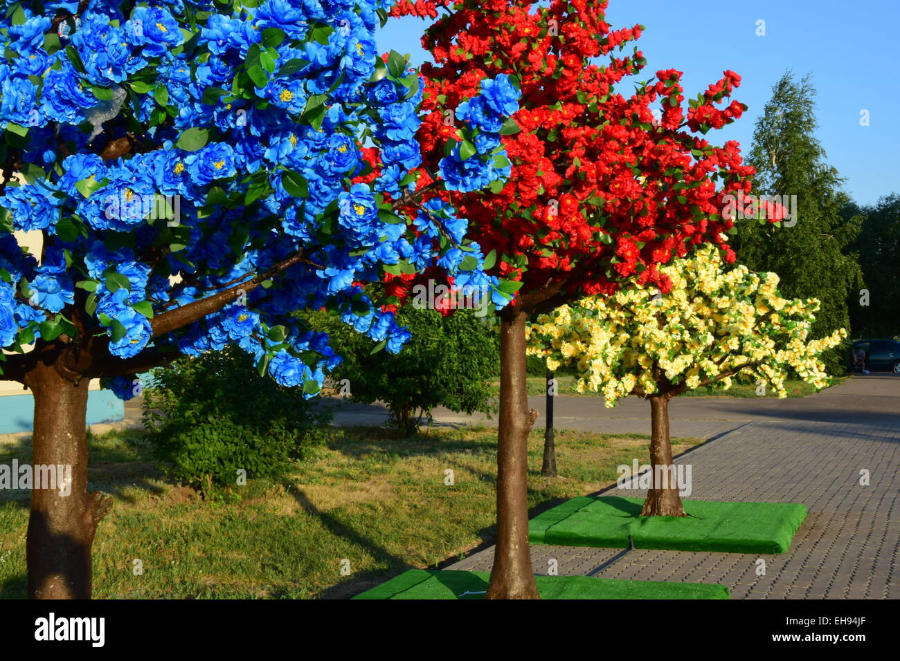 Künstliche Bäume mit bunten Blättern als Straßendekoration Stockfoto Künstliche Bäume mit bunten Blättern als Straßendekoration Stockfoto