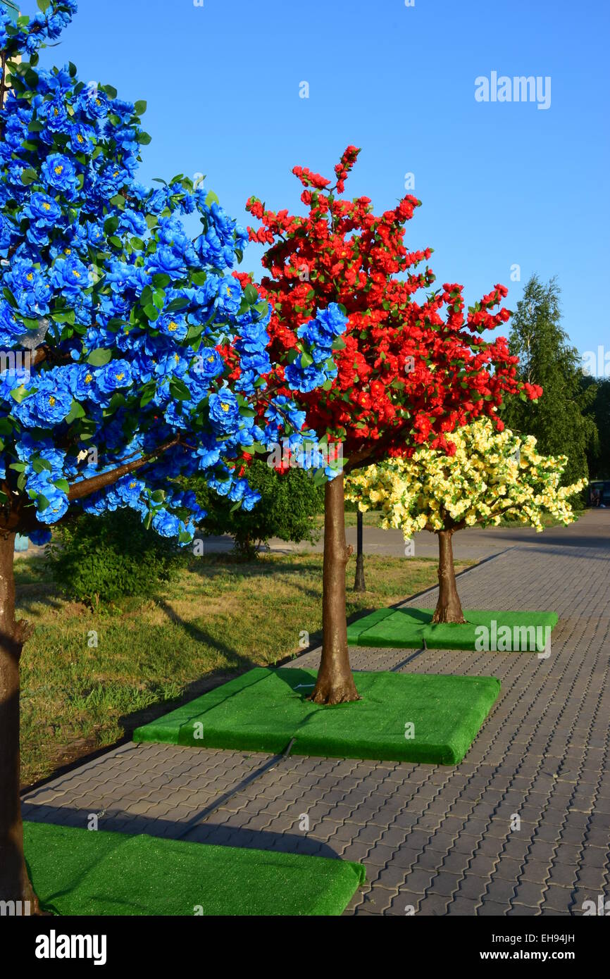 Künstliche Bäume mit bunten Blättern als Straßendekoration Stockfoto Künstliche Bäume mit bunten Blättern als Straßendekoration Stockfoto