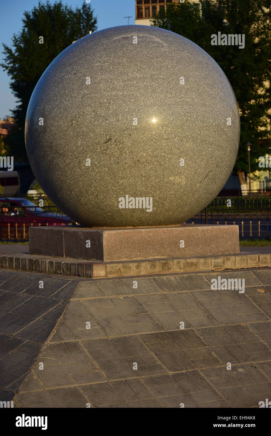 Eine Granit-Kugel als Straße Dekoration Stockfoto