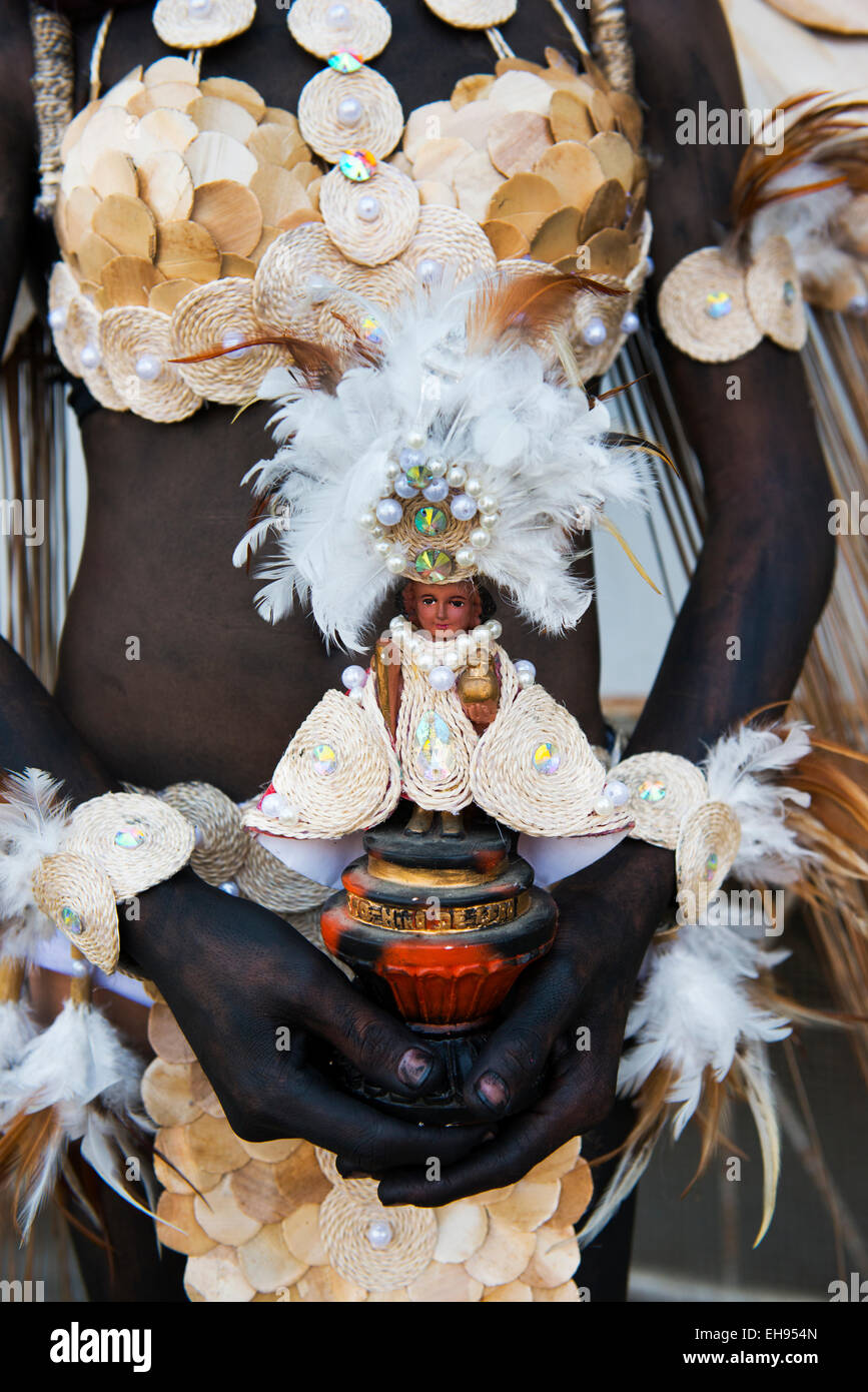 Eine Tänzerin, die Abhaltung von Santo Niño Statue während die Ati-Atihan Festival in Kalibo. Stockfoto