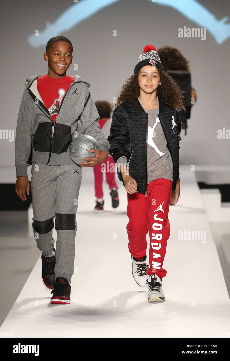 Modelle laufen die Start und Landebahn auf das Nike Levis Kids Fashion Show wahrend der Mercedes Benz Fashion Week Stockfotografie Alamy