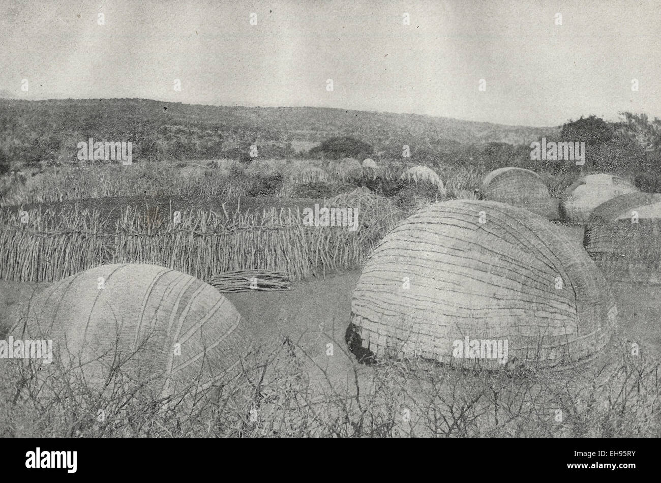 Zulu Kraal - dieses Bild zeigt Zulu Hütten rund um den Kraal oder Vieh Stift, ca. 1898 Stockfoto