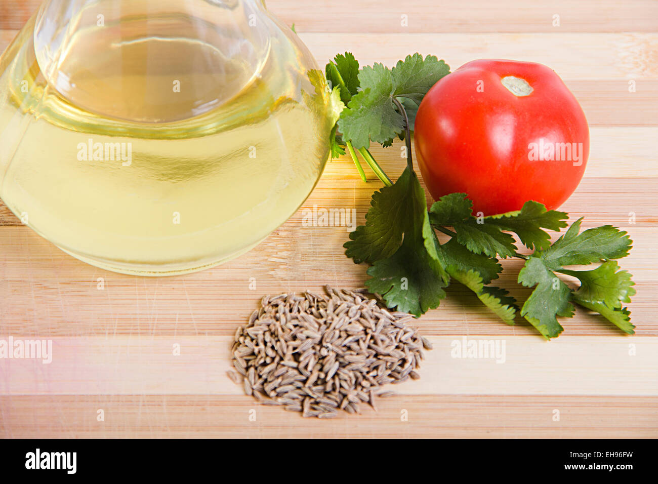 Überfluss Kreuzkümmel Samen Gemüse Tomate und Olive Flasche Essen und Ernährung Qualität niemand Stockfoto