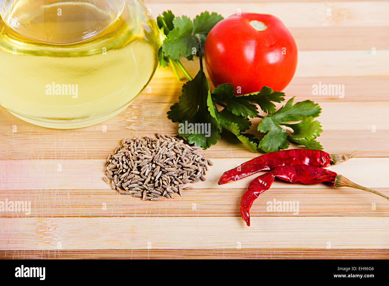 Überfluss Kreuzkümmel Samen Gemüse Tomate und Olive Flasche Essen und Ernährung Qualität niemand Stockfoto