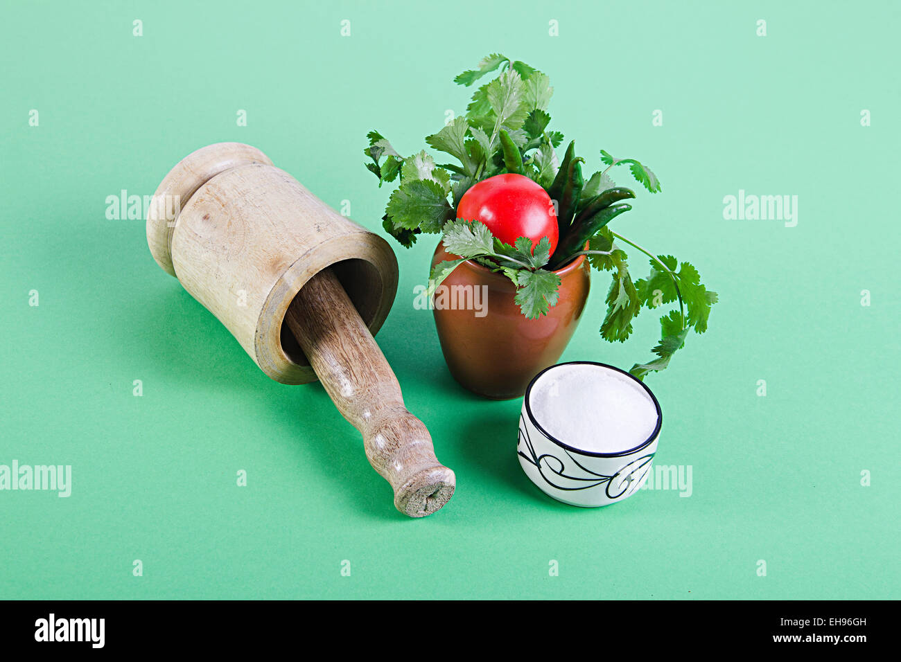 Gemüse Tomate und Dhaniya Blatt Stößel Mörser mahlen niemand Stockfoto