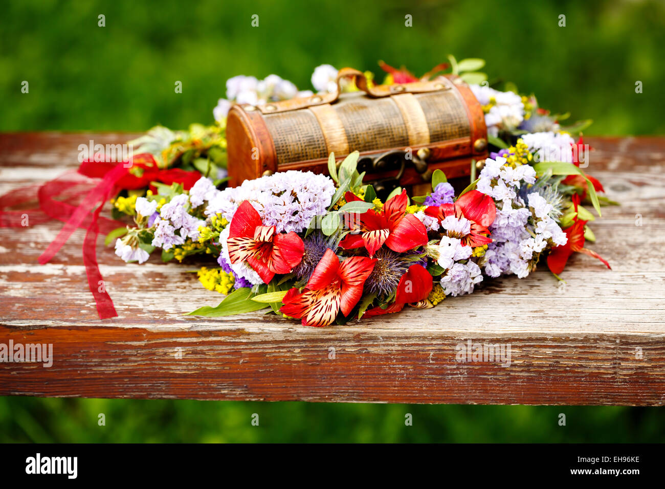 Kranz Blumendekoration mit Holzkiste. Rustikalen Stil. Selektiven Fokus. Stockfoto