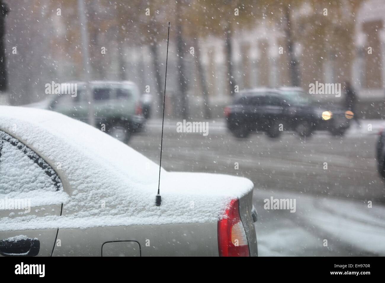 Stadtautos Schneefall Bewegung Stockfoto