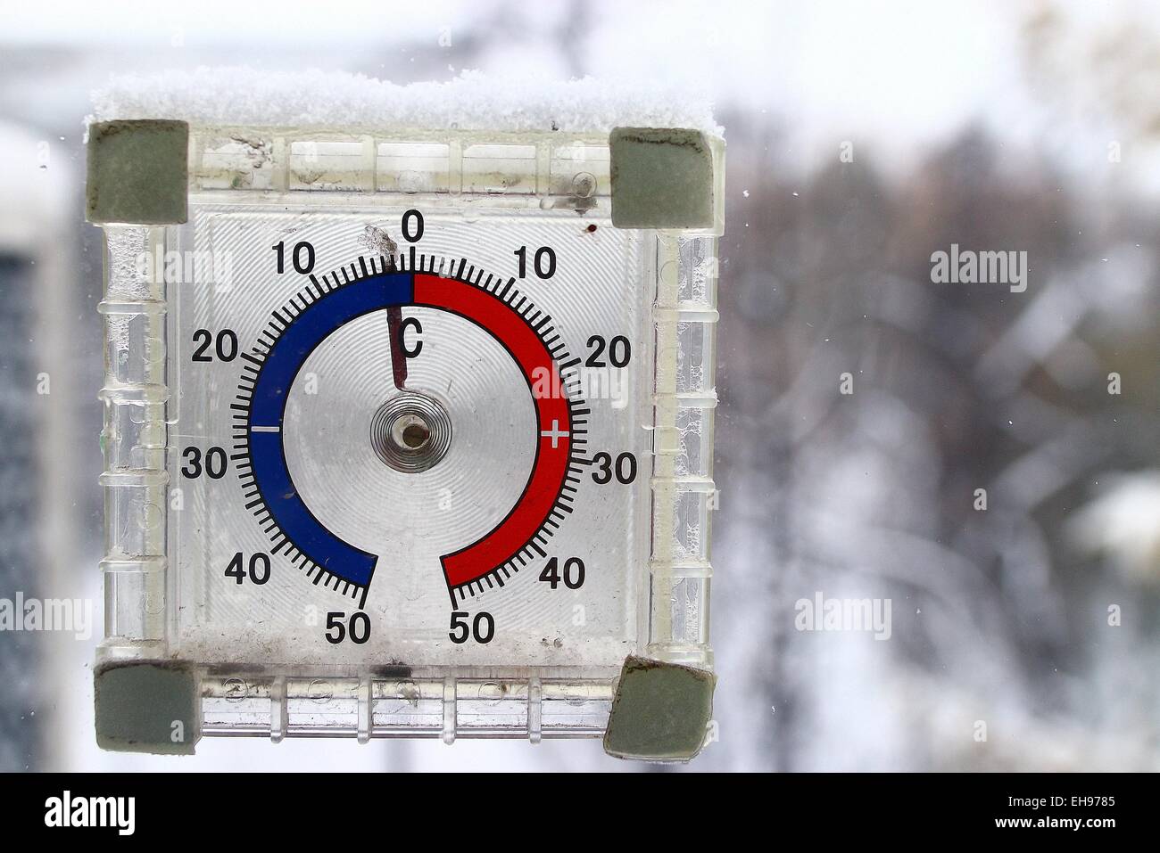 Thermometer im freien Schnee Winter Kälteeinbruch Stockfoto