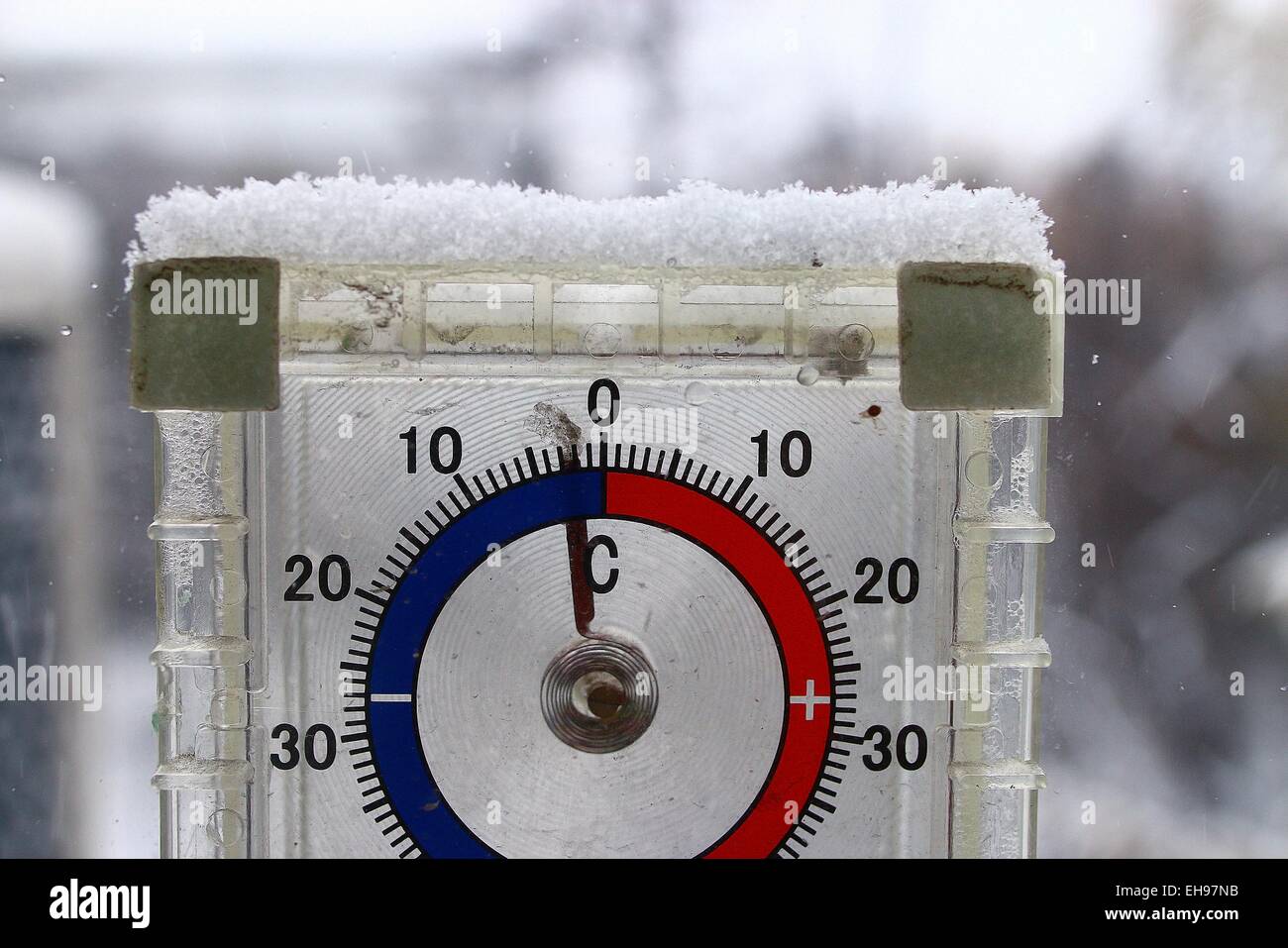 Thermometer im freien Schnee Winter Kälteeinbruch Stockfoto