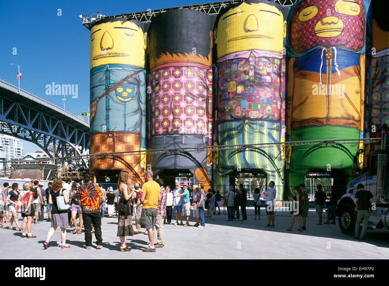 Granville Island, Vancouver, BC, Britisch-Kolumbien, Kanada - "Riesen" Kunst im öffentlichen Raum auf Betonsilos für 2014 Biennale gemalt Stockfoto