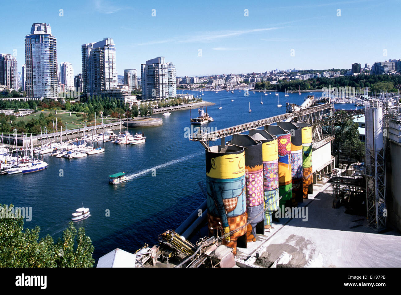 Mit Blick auf False Creek und Granville Island, Vancouver, Britisch-Kolumbien, Kanada - "Riesen" Kunst im öffentlichen Raum auf Betonsilo gemalt Stockfoto