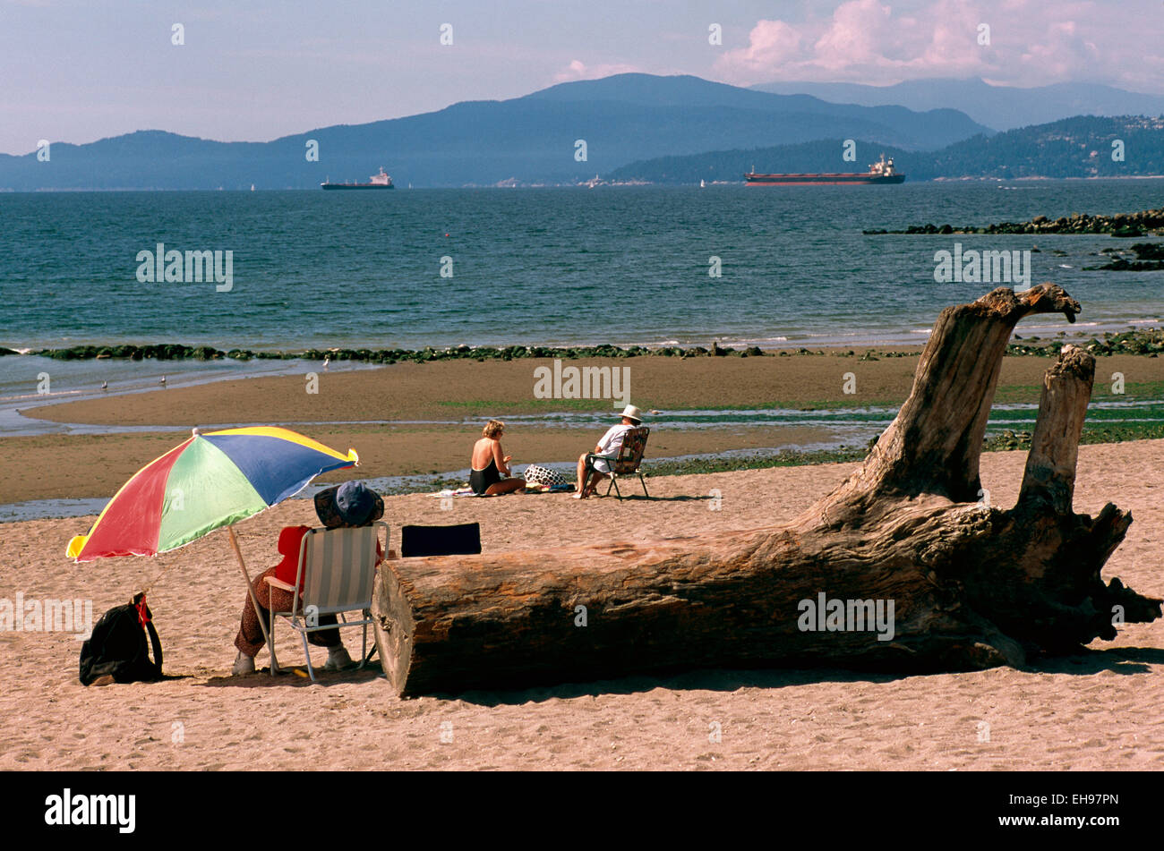Englisch Bay Beach, Vancouver, BC, Britisch-Kolumbien, Kanada - Menschen, die zum Sonnenbaden und Freizeitaktivitäten im Sommer Stockfoto