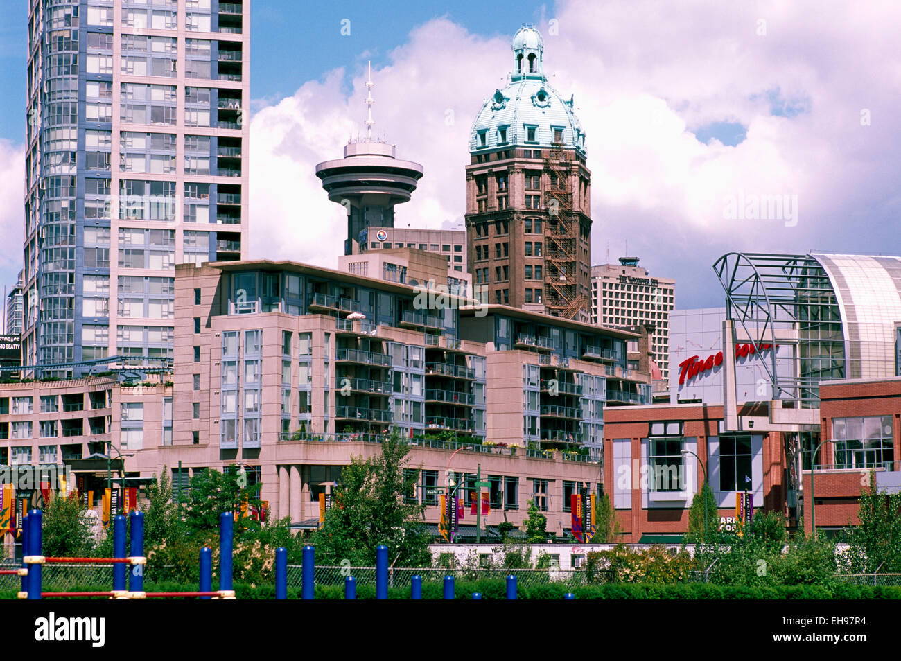 Vancouver, BC, Britisch-Kolumbien, Kanada - Blick auf die Innenstadt von Stadt - Eigentumswohnung Gebäude, Harbour Centre, Sun Tower, Tinseltown Stockfoto