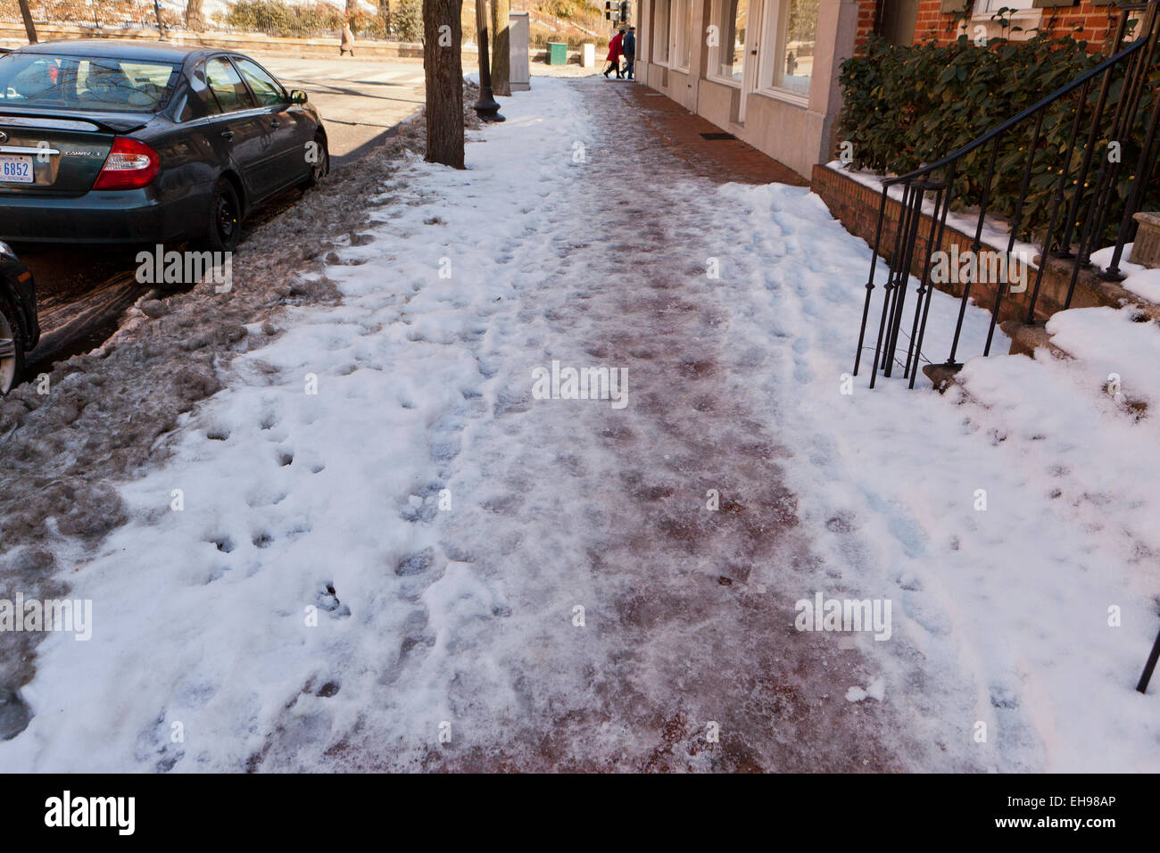 Schnee und Eis bedeckt Bürgersteig - USA Stockfoto