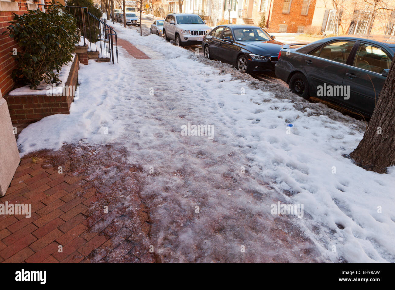 Schnee und Eis bedeckt Bürgersteig - USA Stockfoto