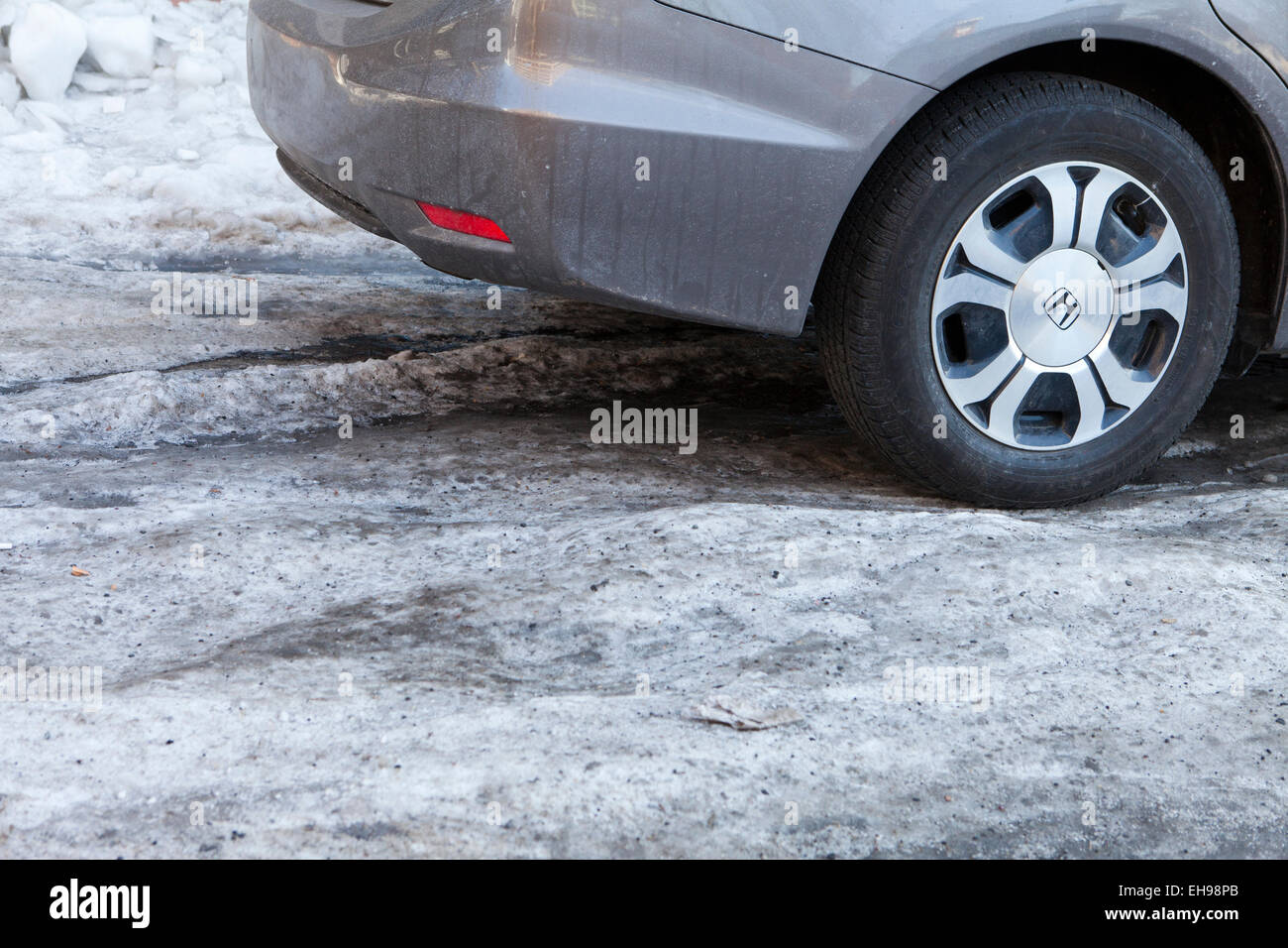 Auto fahren auf Schnee verpackt Straße - USA Stockfoto