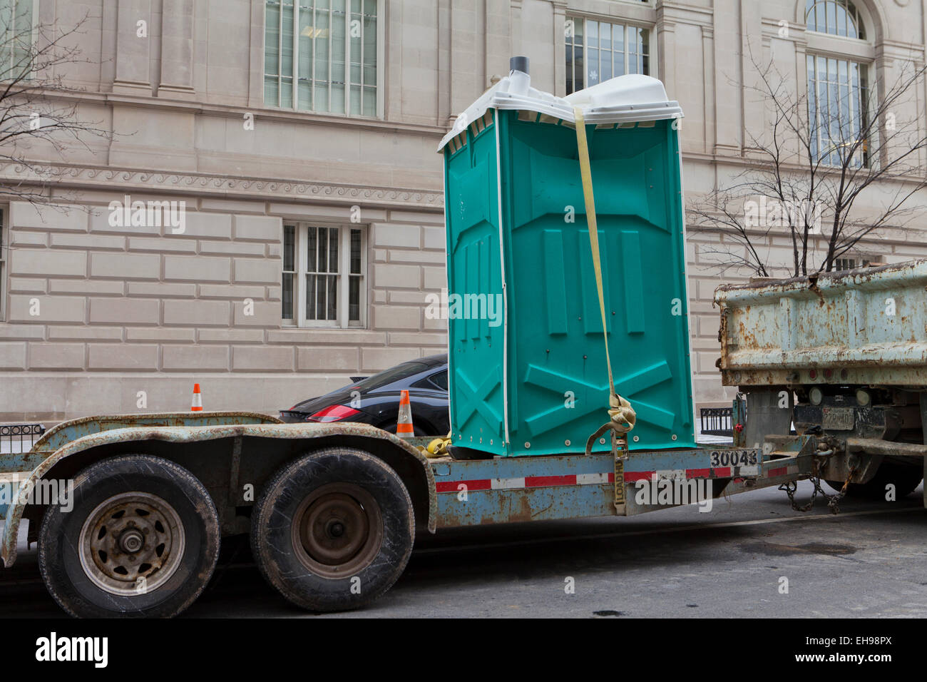 Tragbare Toilette auf Bau-LKW-Anhänger - USA Stockfoto