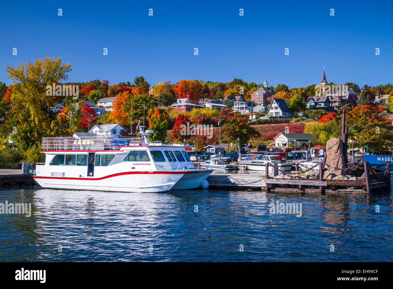 Die Bootsanlegestelle und Marina mit Laub Herbstfarben in Bayfield, Wisconsin, USA. Stockfoto