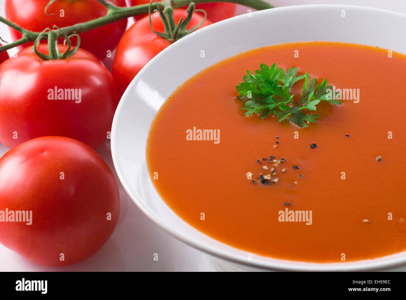 Tomatensuppe mit Petersilie und Pfeffer. Stockfoto