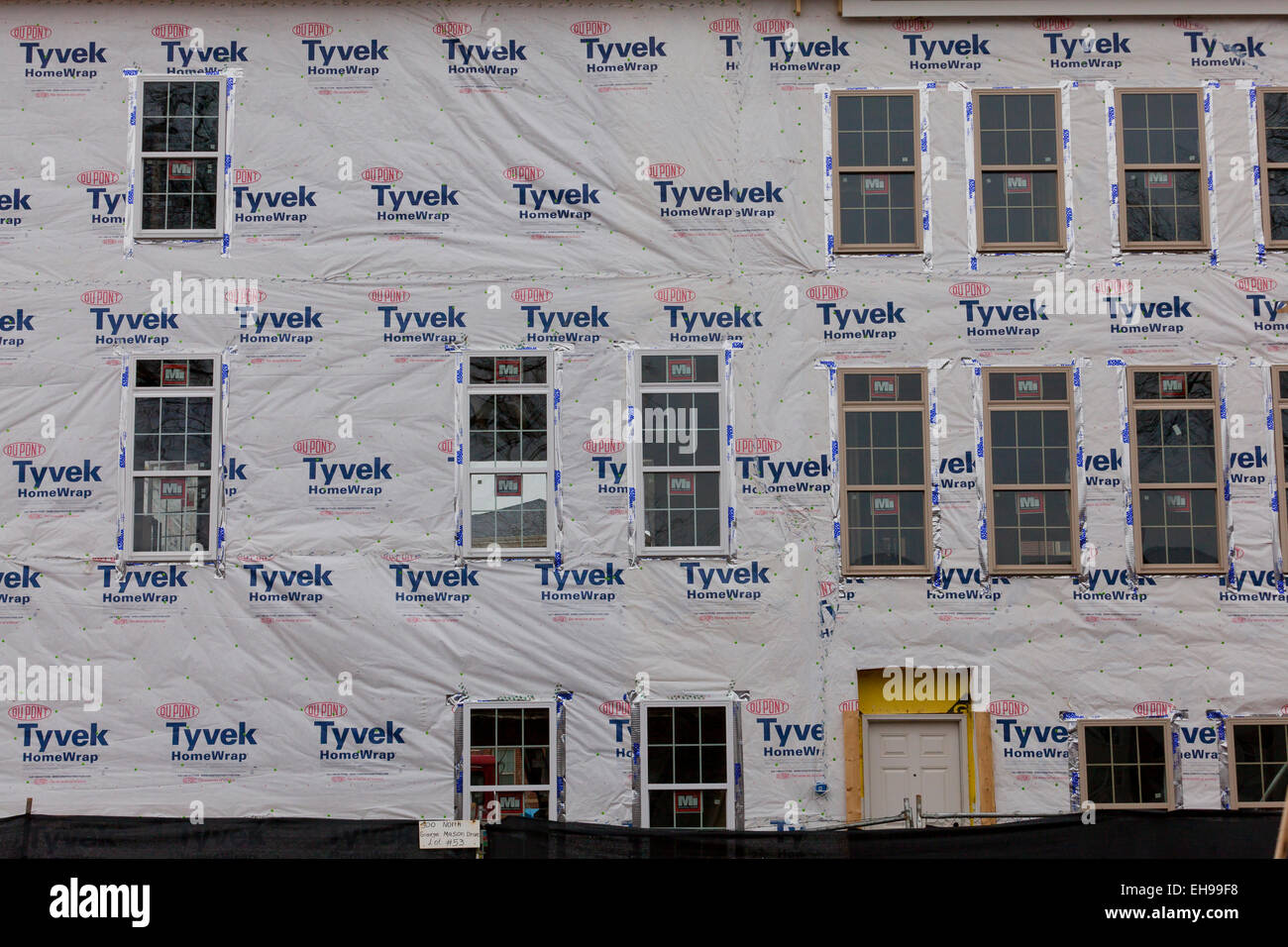 DuPont Tyvek schützende Gebäude Wickel angewendet im Neubau - Virginia USA Stockfoto