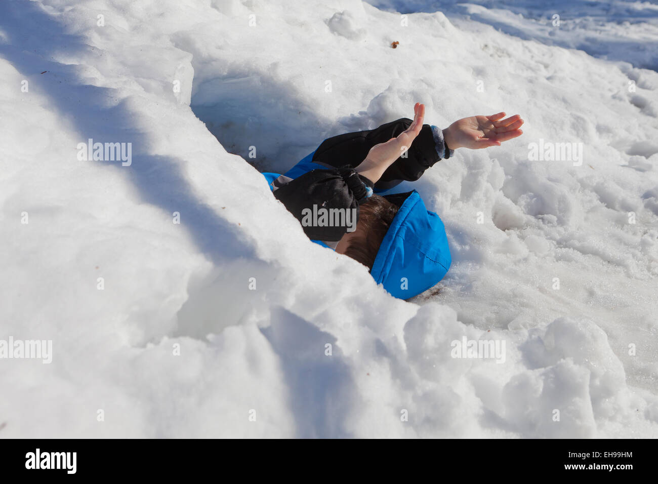 Kinder spielen im Schnee-Tunnel - USA Stockfoto