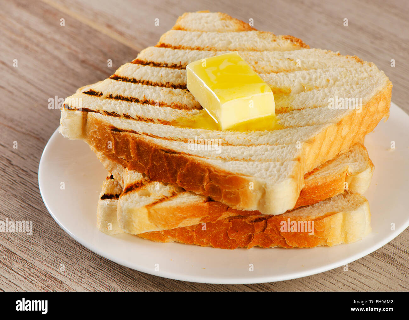 Scheiben Toastbrot auf Teller.  Selektiven Fokus Stockfoto