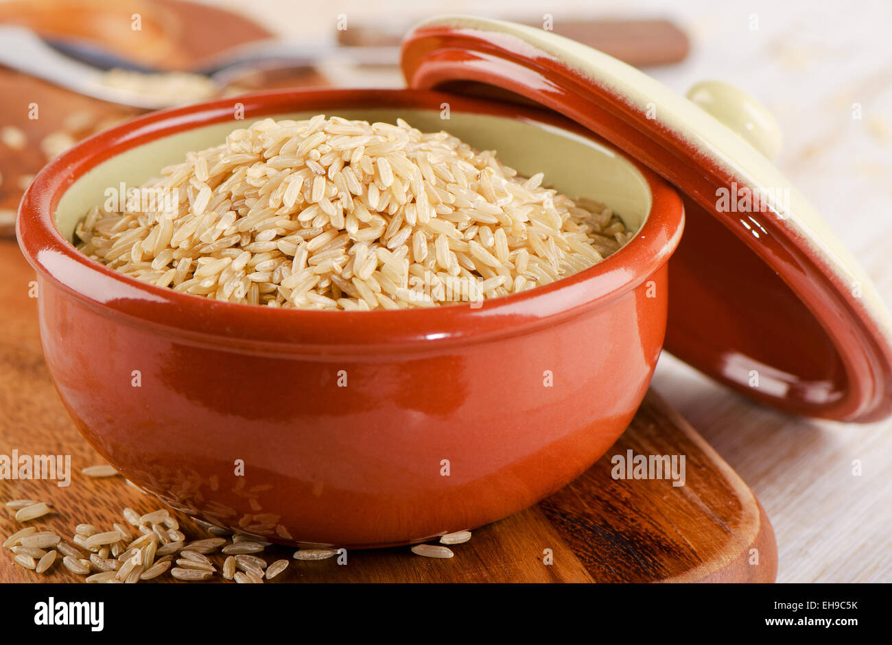 brauner Reis in eine Schüssel geben. Selektiven Fokus Stockfoto