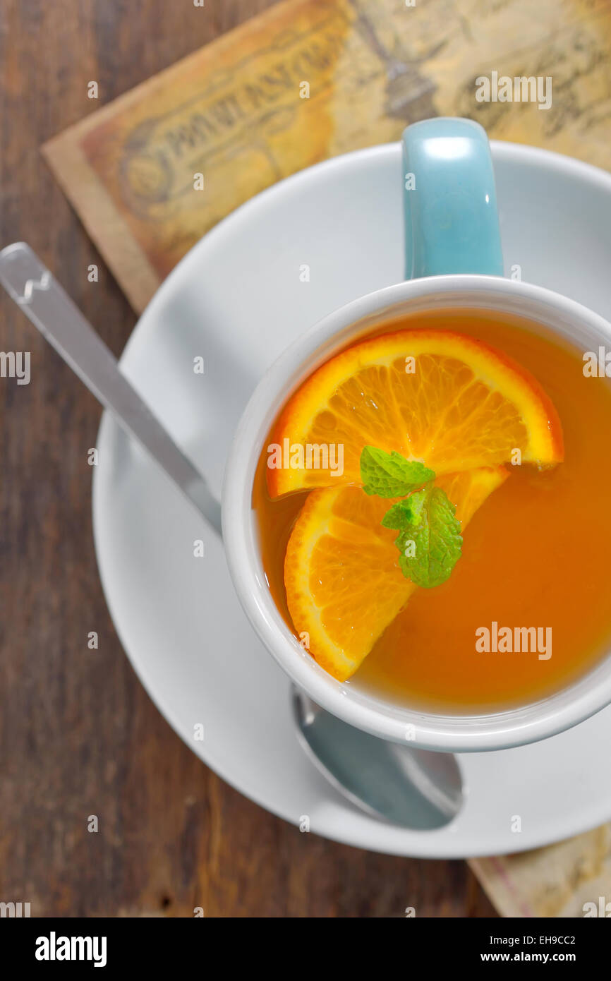 Tee und Orange Scheiben auf alten Holztisch Stockfoto