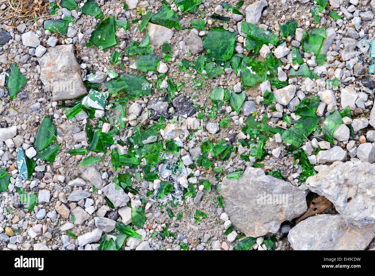 Kleine Stücke von einer grünen Glasscherben auf dem Fußweg Stockfoto