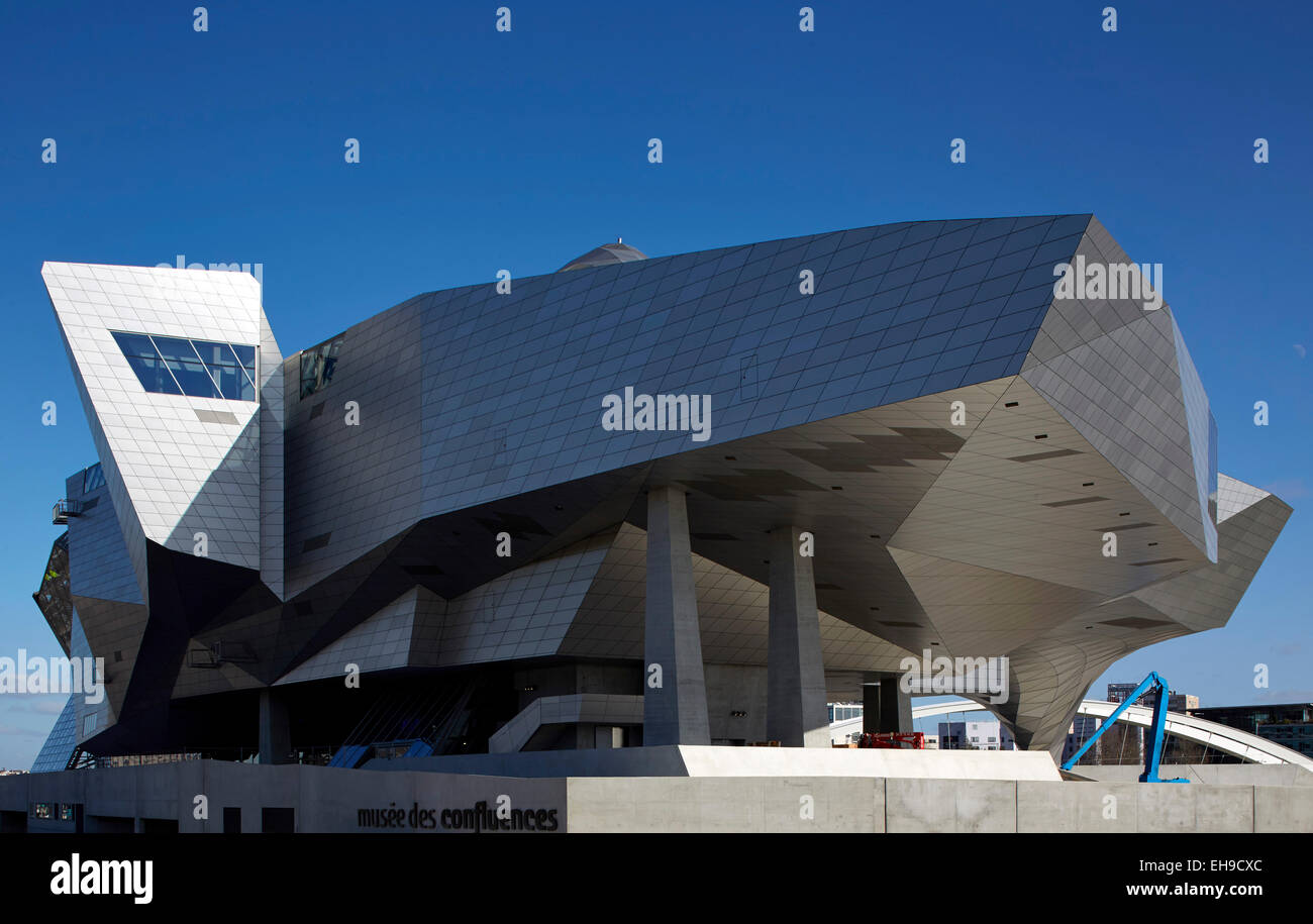 Gesamtansicht von Seite. Musée des Confluences, Lyon, Frankreich. Architekt: COOP HIMMELB (L) AU, 2015. Stockfoto