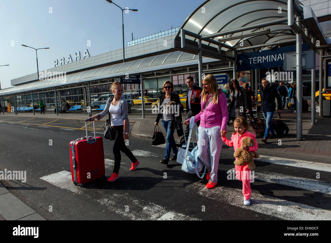 Menschen am Flughafen, zu Fuß Flughafen Prag Tschechien Stockfoto